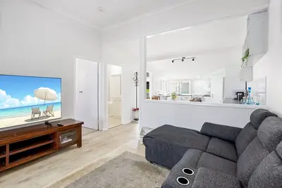 Image de Cosy 2-Bed with Private Deck, 400m From Beach