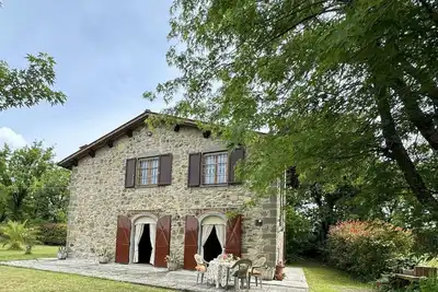 Maison en pierre pittoresque avec jardin privé