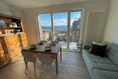Image de Appartement moderne de 2 chambres Ă coucher avec vue sur le lac