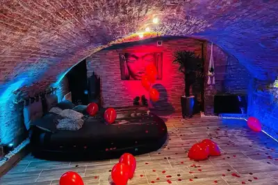 Image de suites & appartements a thème avec jacuzzi privatif en amoureux