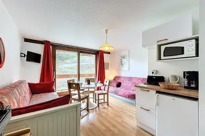 Image de Studio lumineux skis aux pieds avec balcon, piscine et casier Ă skis
