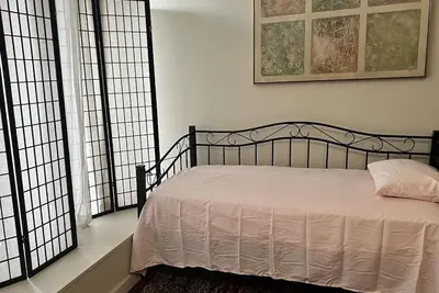 Image de Just Bed & Bath In Downtown Historic Anniston. Close To Eatries & Entertainment.