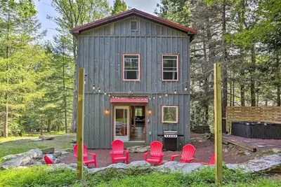 Image de Cozy cabin in Lake Harmony, Pa! Lake, Hot Tub, Fire pit! Explore the Poconos!