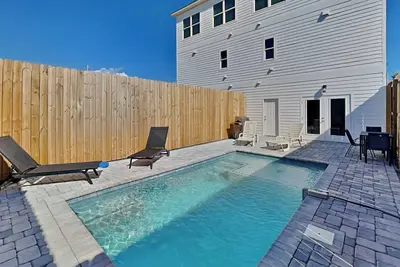 Image de 3bd\/3ba Newly Built Home, Steps from Beach, Private Pool + Game Room