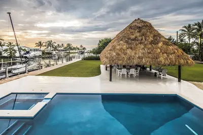 Image de Ocean Home w/ private resort like pool, chickee, sea wall, boat dockage and yard