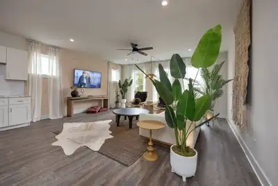 Image de Broadway Boho - Rooftop Deck - Mins to Downtown - Sleeps 8