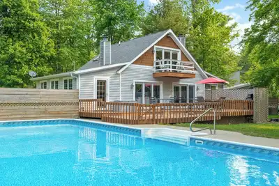 Image de Juniper Presents Aqua Breeze: Vacay House w/ Heated Pool, Walk to Lake Mi Beach