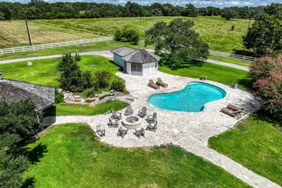 Image de Ultimate Round Top Escape: 3 Homes, Pool, Firepits