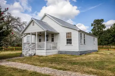 Image de Comfort, Charm, & Countryside Bliss in Round Top!