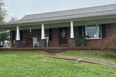 Image de Charming 3-bedroom house, pool table, fire pit at the Lewis getaway!
