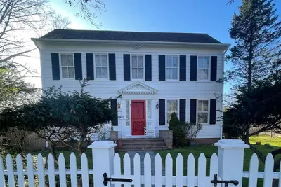 Image de Location: Beautiful Farm House, Walk to Shops, Walk to Beach & Walk from Jitney!