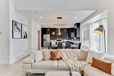 Image de Right off Freeway, Quiet Neighborhood, King Bed!
