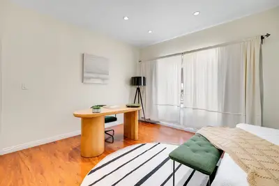 Image de Chic 2-bedroom condo in beautiful Beverly Hills with WiFi, Ac, and Pool