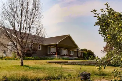 Image de Come enjoy peace, simplicity, and nature at our T3 Ranch Guest House.
