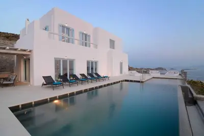 Luxurious villa with infinity pool and sea view in Pouli