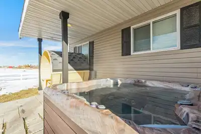 Image de Private Hot tub, Sauna, Prime Location!