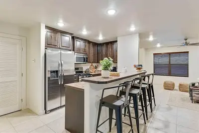 Image de Private Hot Tub, Community Pool, Roof Top!