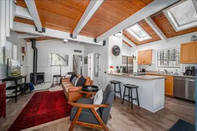 Image de Deer Ln Charming Cabin 2-bedroom + loft. WiFi, 6 Sharc passes, Hot tub