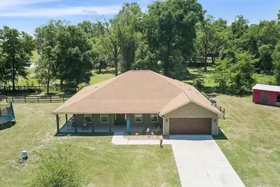 Image de Entire Home, 5 minutes to Wec and Fast, 3bd, 3 bath Fenced 1 acre King bed.