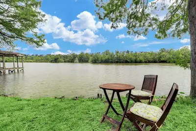 Image de Charming 2-bedroom cottage with Water View in Humble - Pet Friendly!