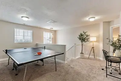Image de Fully Fenced, Grass Backyard, Pet Friendly!