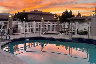 Image de Charming & quiet 2-bedroom condo in gated community w pool, hot tub & gym!
