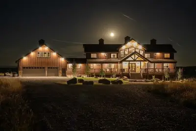 Image de Scenic All-Season Mtn Retreat@Lake; Hot Tub & Sauna; Near Ynp, Outdoor Adventure
