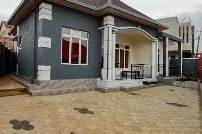 Image de Spacious 4-bedroom house in enchanting Kigali with WiFi, hot shower, fenced gate