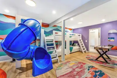Image de Poconos Play House! Hot Tub, Fire Pit, Jungle Gym, Game Rooms