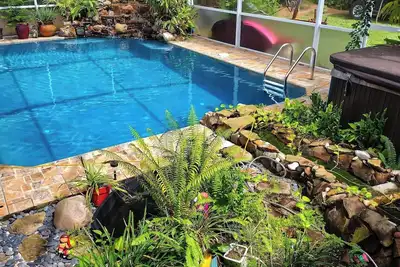 Image de Spacious 5-bedroom Estate Home with a country club back porch pool & waterfall