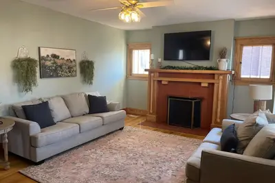 Image de Charming 3-bedroom bungalow just a walk away from all the locals favorites!
