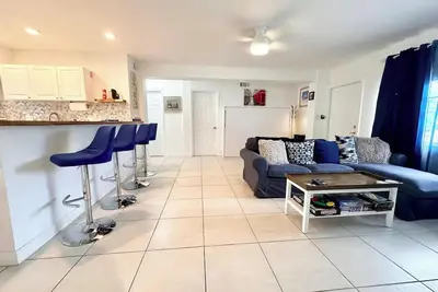 Image de Charming 2-bedroom bungalow 1. 5 mi to beach, Huge Parking Lot, Ac, Heater, WiFi