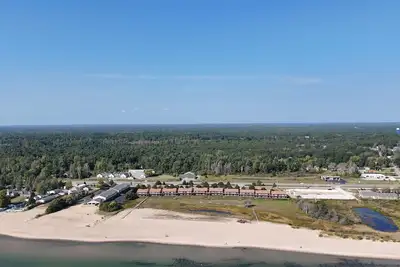Image de New! Carpe Diem 365 - Very Cute Lakefront Condo with Private Beach!