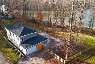 Image de Lakeview Home Perfect for Family Getaways|Backyard
