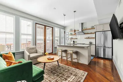 Image de The Harmony | Historic 2br, Steps to King Street