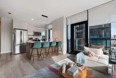 Image de Fulton Market Group Hub: 2 Units, Walk to Dining