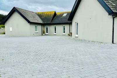 Charming 3-bedroom property with free WiFi and parking near Kildare village