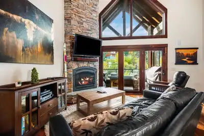 Image de New Listing! Schweitzer Resort Stay | Deck, Hot Tub & Stunning Views