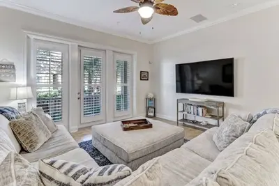Image de Luxury ground level condo. Golf cart, bikes, included.
