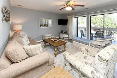Image de Walk to the beach 2 Br Condo with Shared Pool! Sea Grove 106