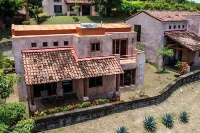 Elégante maison à deux étages avec vue sur l'océan
