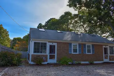 Image de Immaculately clean 4 bedroom duplex less than. 3 miles to Sea Street Beach