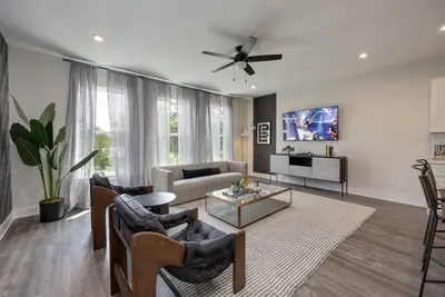 Image de Sound of Speed - Mins to Downtown - Rooftop Deck - Sleeps 8