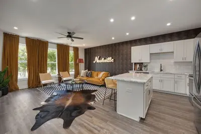 Image de Classic Country - Mins to Broadway - Rooftop Deck – Sleeps 8