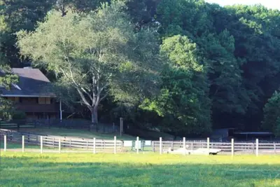 Image de Spacious 2 Br/ 1. 5 Ba farmhouse in Alpharetta, Ga horse country.