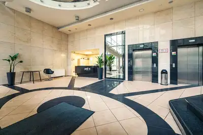 City Center Apt - Parking, Balcony, Workspace, Ac - by Rentujemy