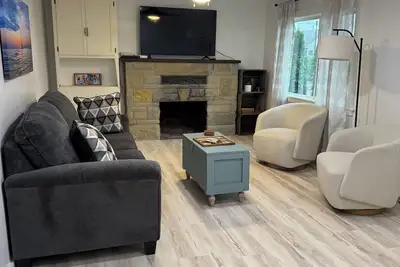 Image de Charming 2-bedroom home near Mona Lake. Pet Friendly!