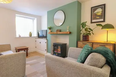 Bear Cottage, pet friendly, with a garden in Cromford