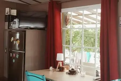 Image de Mobile Home 'Le Bungalow Du Bassin' avec piscine partagée, terrasse privée et climatisation