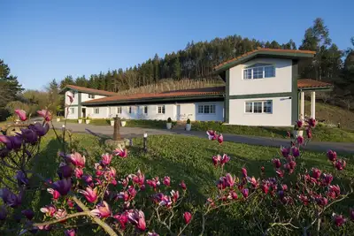 Image de Maison de vacances 'Bizkar Bare' avec vue sur les montagnes, terrasse privée et Wi-Fi